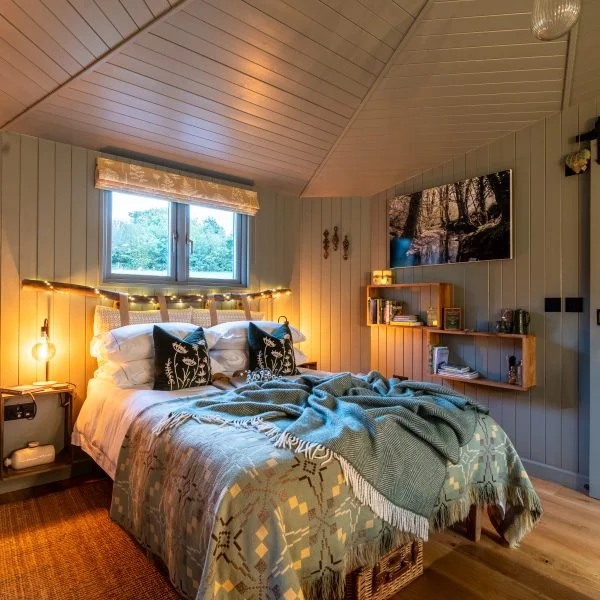 Luxury cosy bed - Glamping Cabin Carmarthenshire with Hot Tub