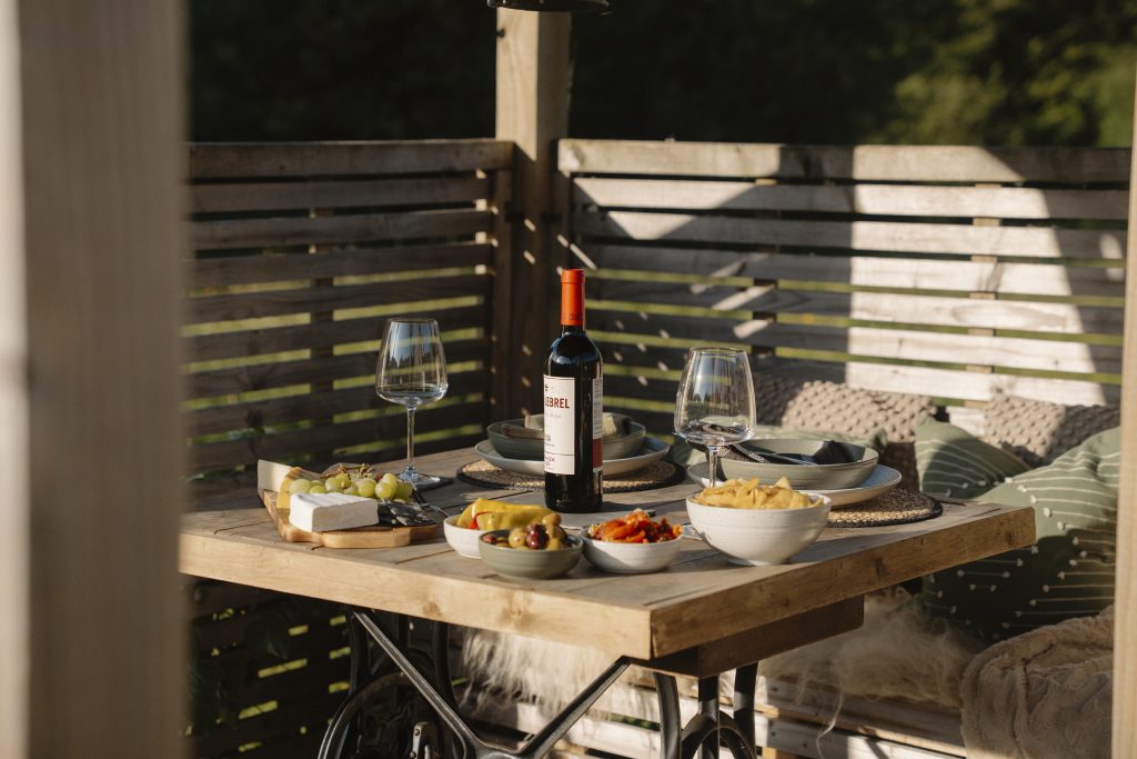 Alfresco Dining in the Nook - Luxury Glamping Cabins with Hot Tubs - Brecon Beacons