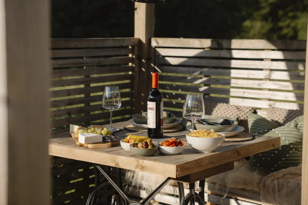 Alfresco Dining in the Nook - Luxury Glamping Cabins with Hot Tubs - Brecon Beacons
