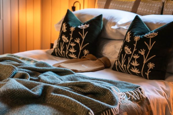 Cosy welcoming bed with luxury linens - Glamping Cabin, Carmartheshire, West Wales